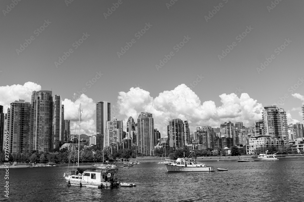 VANCOUVER Canada vista del mar, la ciudad y veleros en blanco y negro