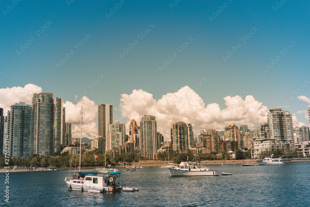 VANCOUVER Canada vista del mar, la ciudad y veleros color vintage