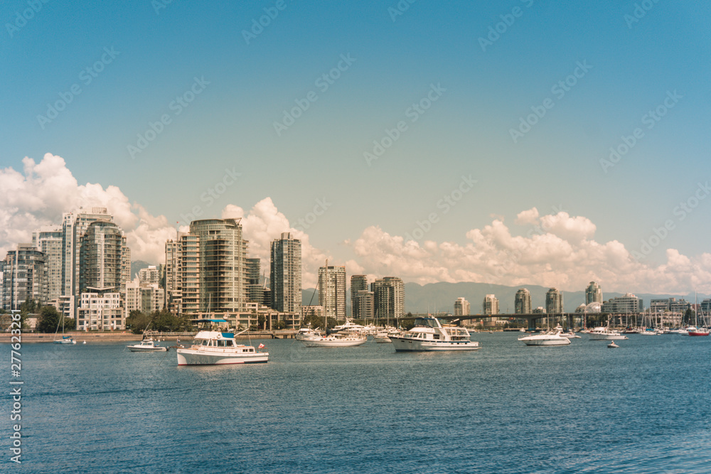 VANCOUVER Canada vista del mar, la ciudad y veleros color vintage