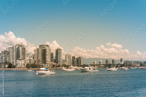 VANCOUVER Canada vista del mar, la ciudad y veleros color vintage