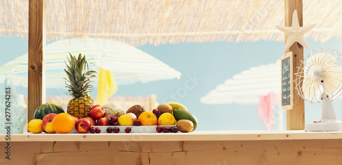 Fotografía Kiosk with fresh delicious fruit at the beach