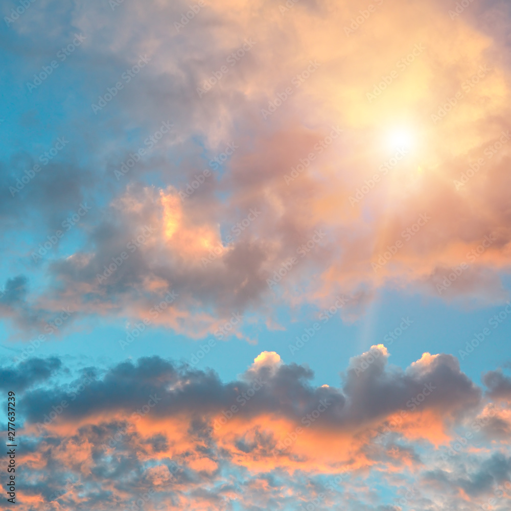 Obraz premium Cloudy sky and bright sunrise over the horizon.