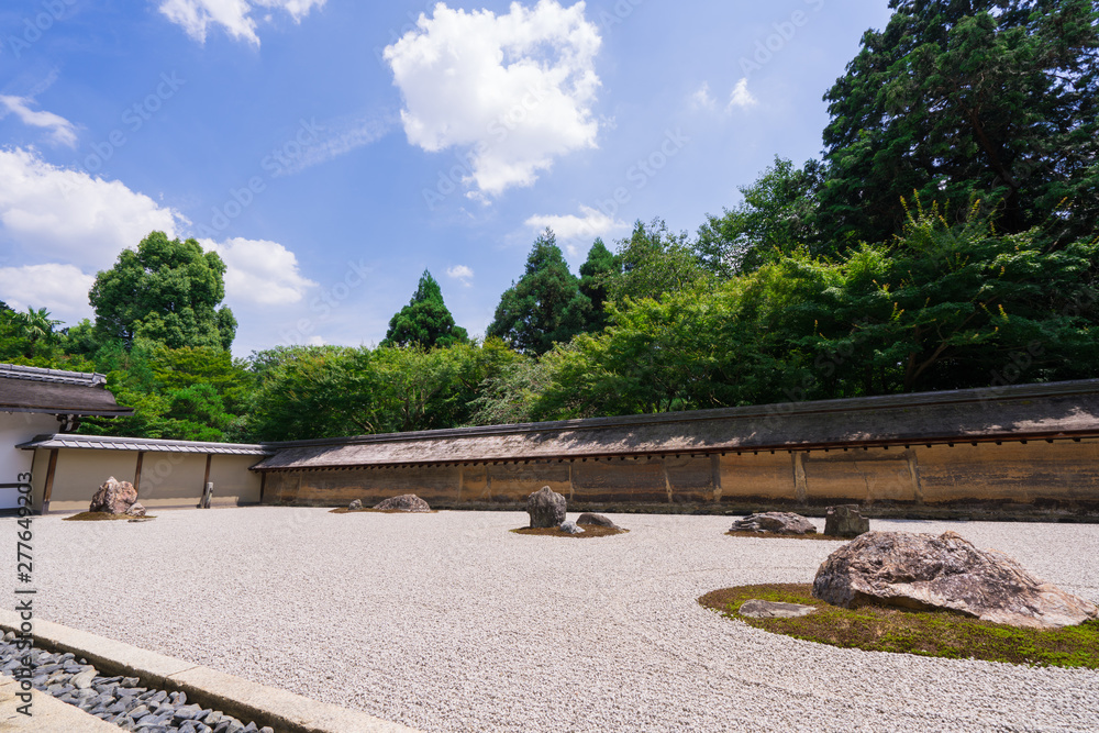 京都　龍安寺の石庭　夏　