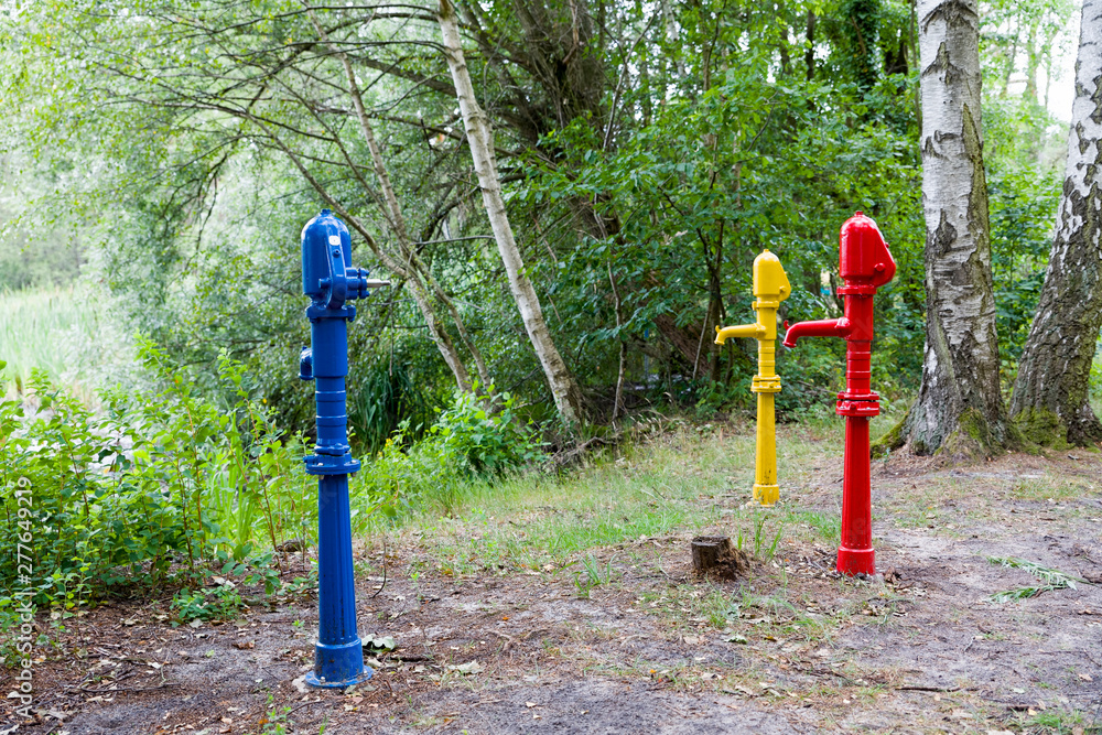 Fototapeta premium Drei Wasserpumpen