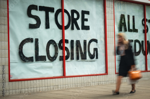 Foto Store Closing sign on shopping high street