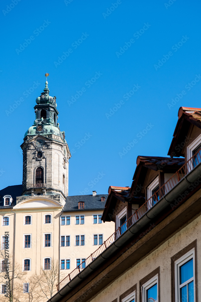 Blick aus der Altstadt von Rudolstadt auf das barocke Residenzschloss Heidecksburg Blick aus der Altstadt von Rudolstadt auf das barocke Residenzschloss Heidecksburg