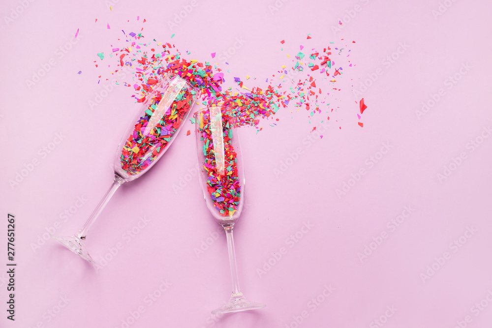 Glasses with confetti on color background - obrazy, fototapety, plakaty 