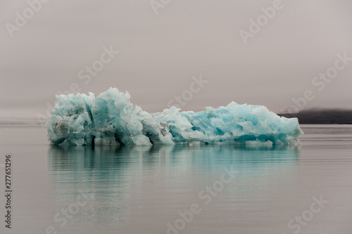 Blau schimmerndes Gletschereis vor der Küste Spitzbergens - Auf Spitzbergen gibt es noch über 2000 Gletscher mit viele 10 000 Jahre altem Eis. Die Anzahl ist durch den Klimawandel rückläufig photo