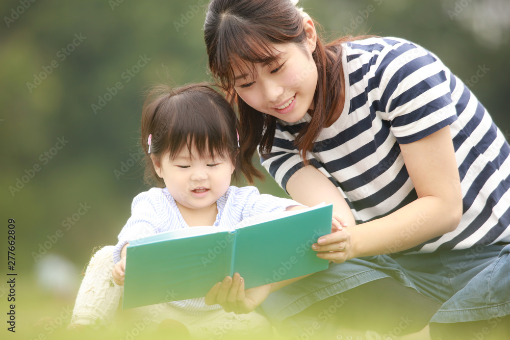 絵本を読む親子 絵本を読む親子