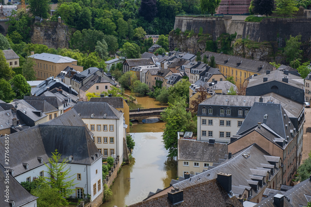 Blick auf die Unterstadt von Luxemburg mit dem Fluß Alzette
