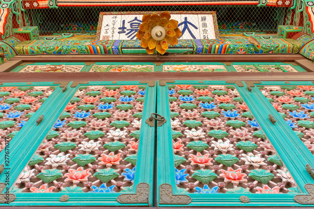 Obraz premium Colorful carved wooden lotus flowers at the Bongeunsa temple