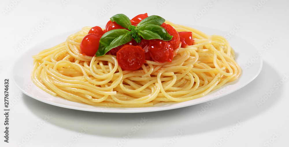 Pasta italiana , spaghetti con pomodorini e basilico
