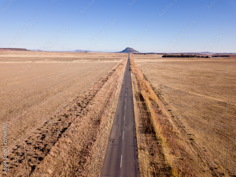 Naklejka premium Open road in a grassy landscape