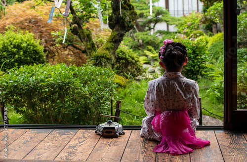 縁側でくつろぐ浴衣姿の女の子