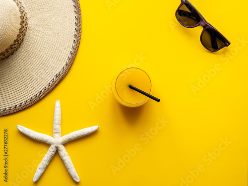 Strandurlalub Accessoir mit Cockail auf einem gelben Hintergrund, Urlaub, Reise, Flat lay photo