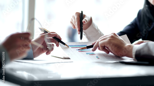Quadro su tela close up. the business team analyzes the financial data.