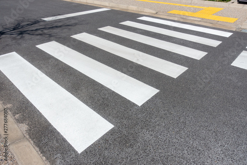 日本にある横断歩道の写真 / 交通安全のイメージ