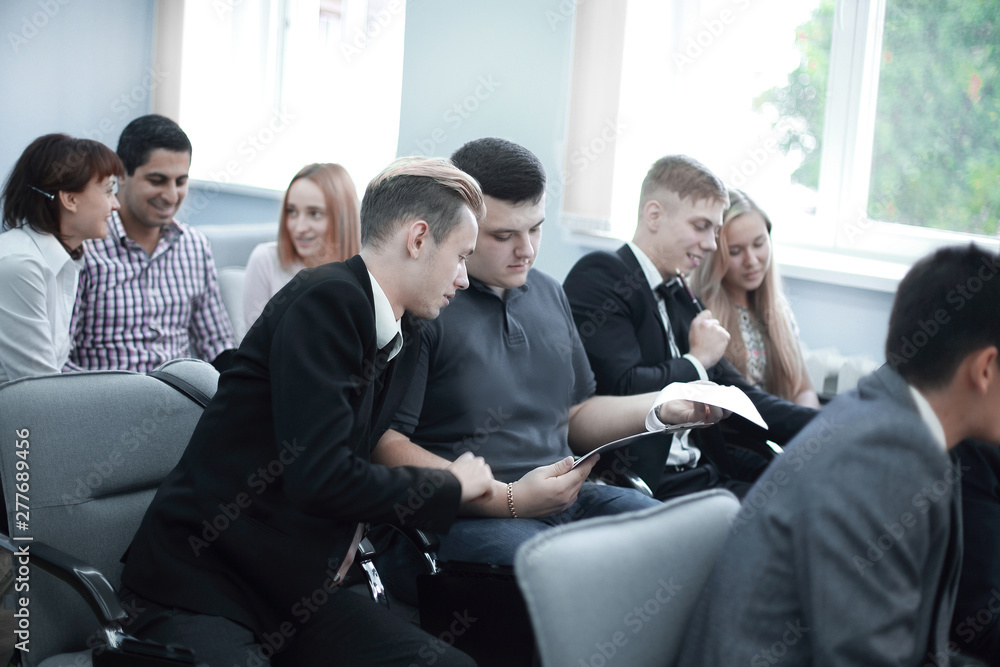 Obraz premium businessman discusses business documents with the business team