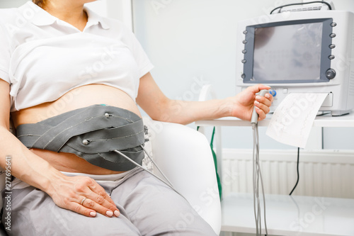 Photo Pregnant woman performing cardiotocography CTG monitoring fetal heartbeat