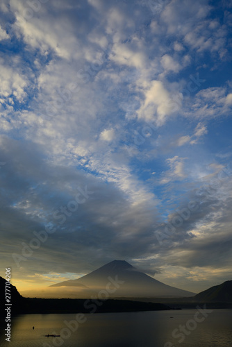 Morning sun of Mt. Fuji © 晃 萩野