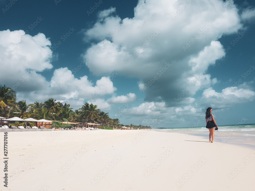 Φωτογραφία girl walking on white sandy beach of caribbean in Tulum, Mexico