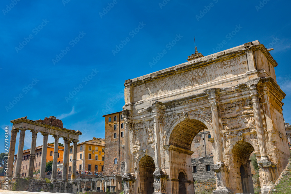 Fototapeta premium Foro Romano en Italia, Roma. Día de verano muy soleado.
