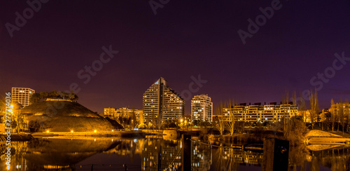 Paisaje de noche con lago y edificios valencia