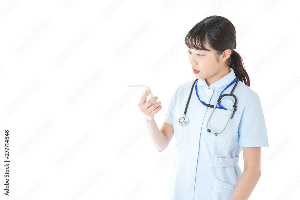 体温の計測をする看護師 体温の計測をする看護師