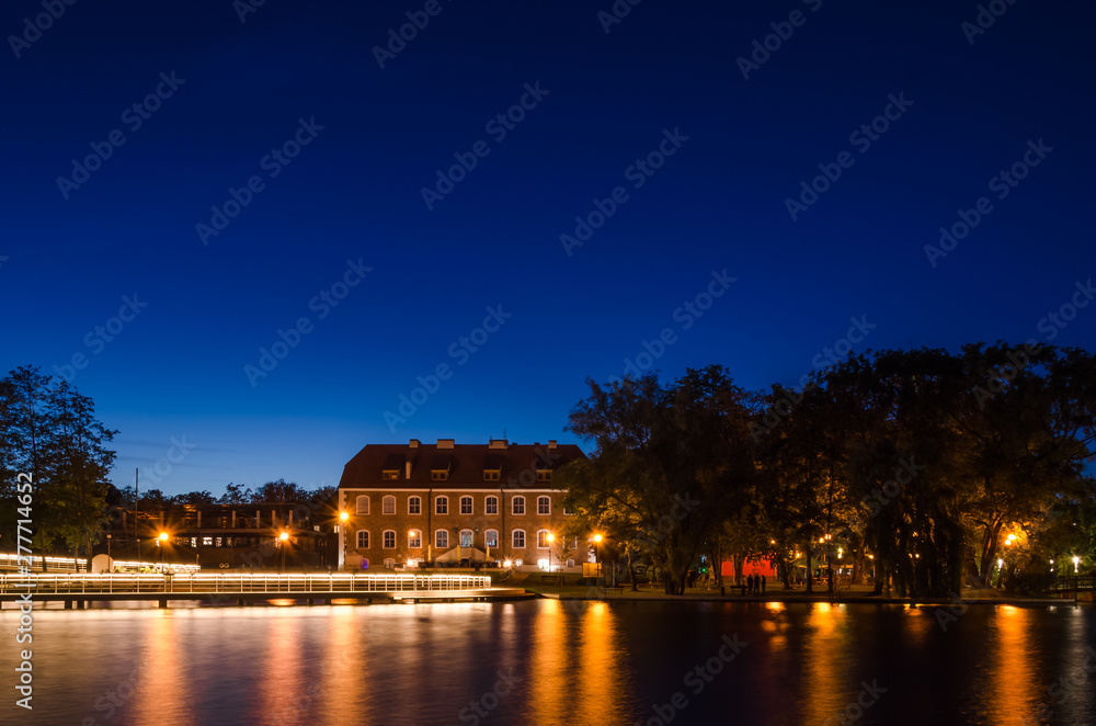 ROMANTIC SUSNSET - A bright evening on the banks of the lake and above the palace