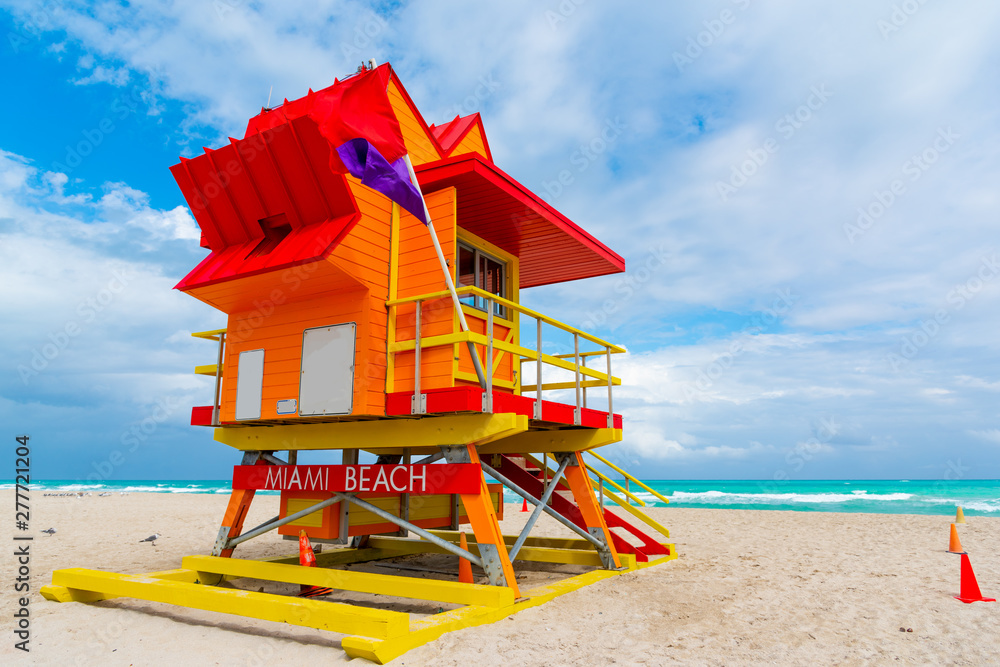Obraz premium Orange, red and yellow lifeguard tower in world famous Miami Beach