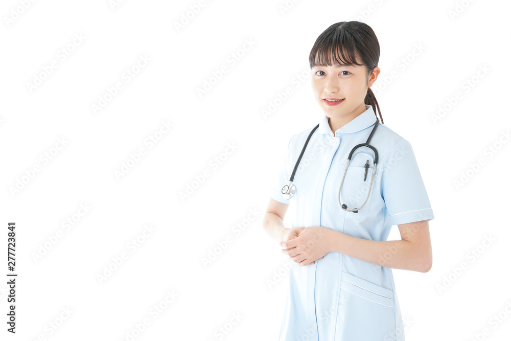 挨拶をする若い看護師