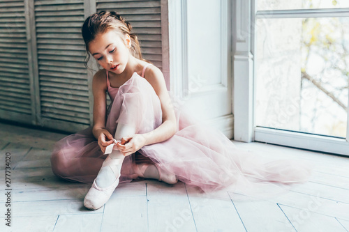 Photo Young classical ballet dancer girl in dance class