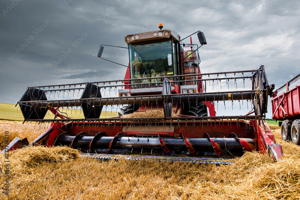 Fototapeta premium moissoneuse bateuse en gros plan avant l'arrivée de la pluie