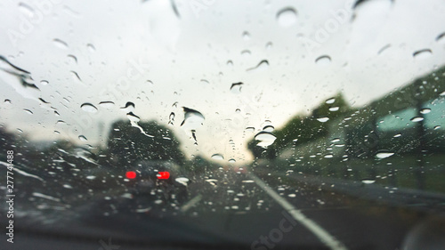 piove sull' autostrada