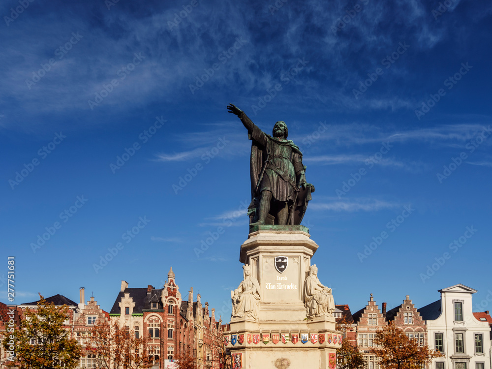 Fototapeta premium atardecer en monumento a Jacob van Artevelde