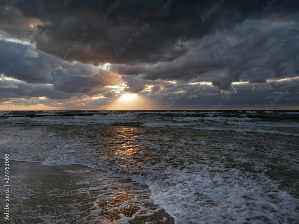 Morze zachód słońca - chmury i światło - obrazy, fototapety, plakaty 