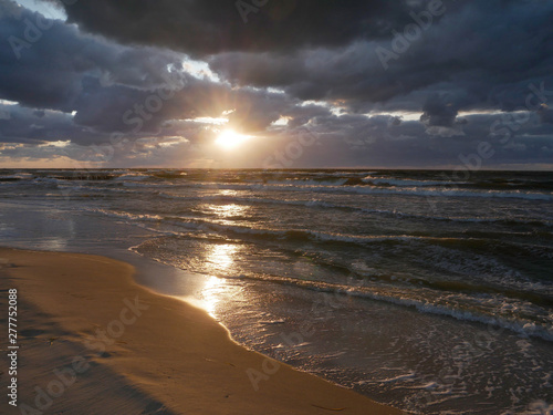 Morze zachód słońca - plaża sztorm burza