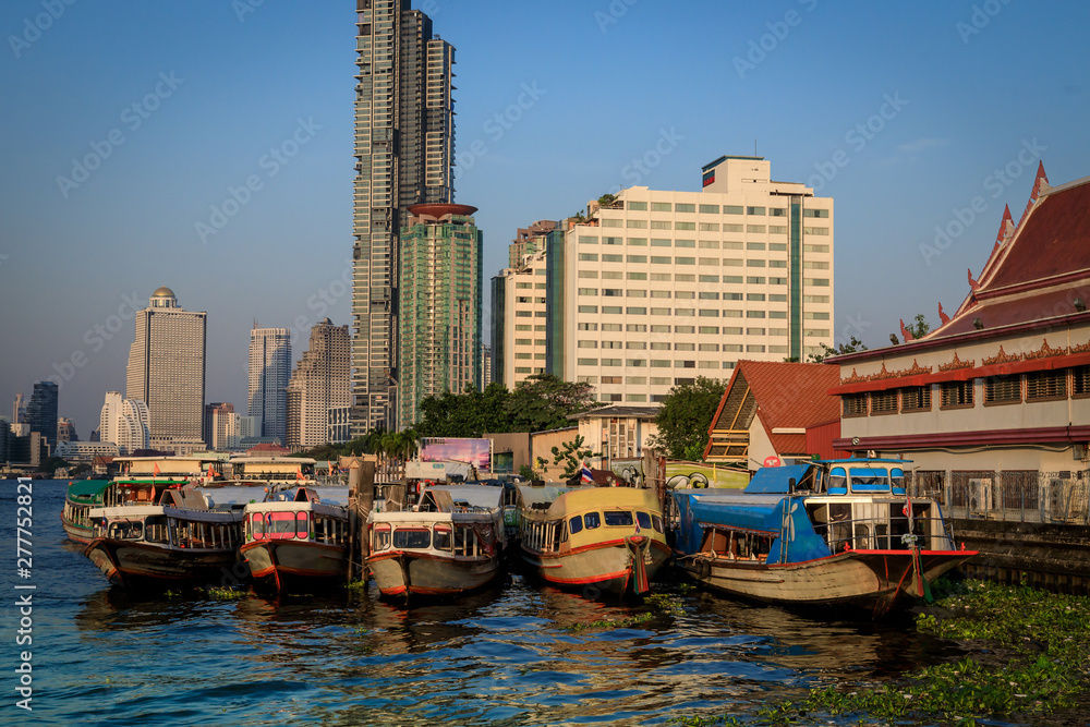 Boote auf dem Fluß Chao Phraya in Bangkok