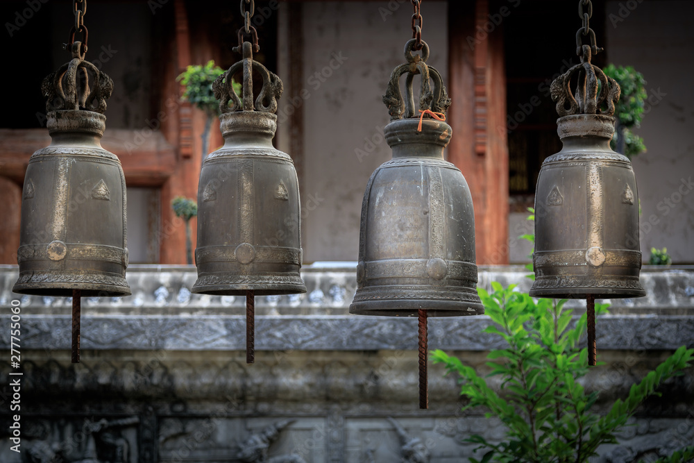 Fototapeta premium Vier Glocken in einem Tempel in Thailand