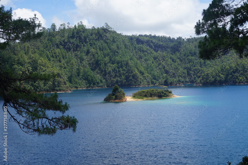 Isla Cinco lagos Montebello