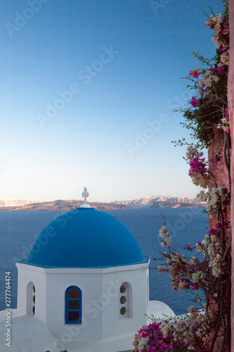 Iglesia griega en santorini, grecia, vertical con tejado azul