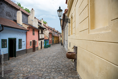 Canvas Print Cobblestone street and colorful 16th century cottages of artisans known as Golde