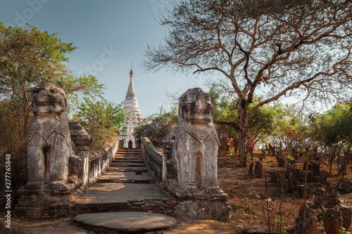 Statuas y estupa en nyaung u, cerca de bagan, myanmar, birmania