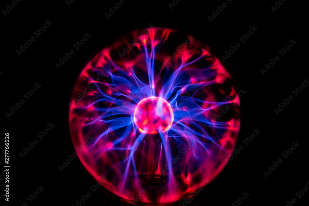 elektrisches Plasma in einer Glaskugel, mit Blitzen elektrisches Plasma in einer Glaskugel, mit Blitzen