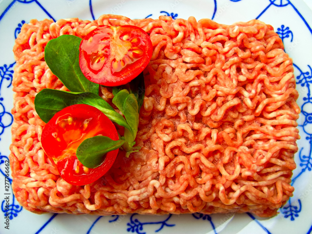 Tomate mit Basilikun auf Hackfleisch Tomate mit Basilikun auf Hackfleisch