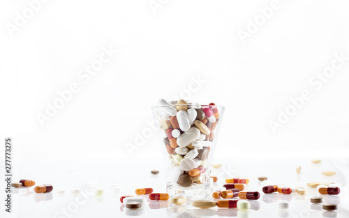 vaso con pastillas fondo blanco photo