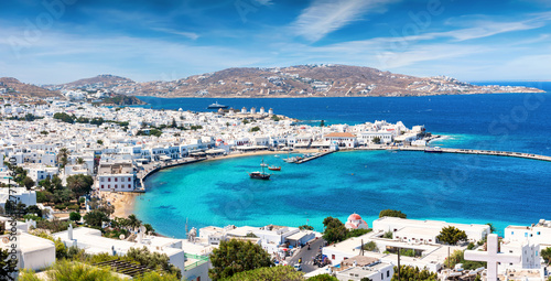 Panoramablick auf die Stadt und den alten Hafen von Mykonos mit türkisem Meer und weißgewaschenen Häusern, Kykladen, Griechenland