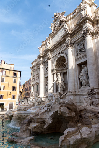 Fontanna di Trevi (Fontana di Trevi) wczesnym rankiem, słynna fontanna w dzielnicy Trevi w Rzymie - Włochy.