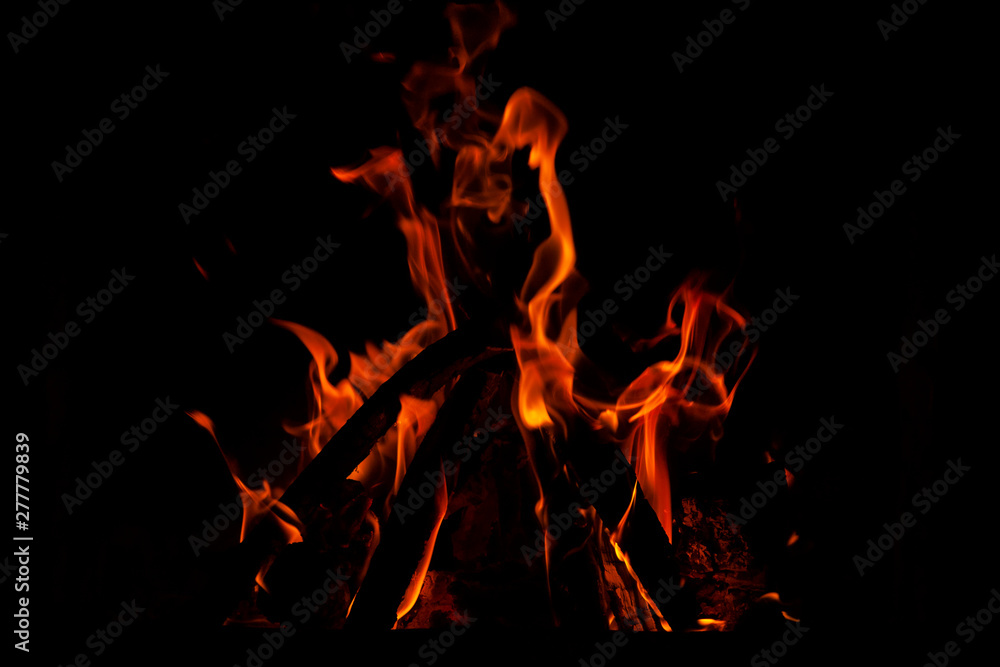 Fundo escuro com chamas de fogo de lareira formando figuras abastratas. Fundo escuro com chamas de fogo de lareira formando figuras abastratas.