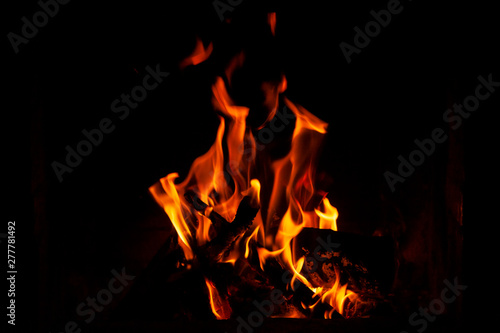 Fundo escuro com chamas de fogo de lareira formando figuras abastratas. © Jorge F. Filho